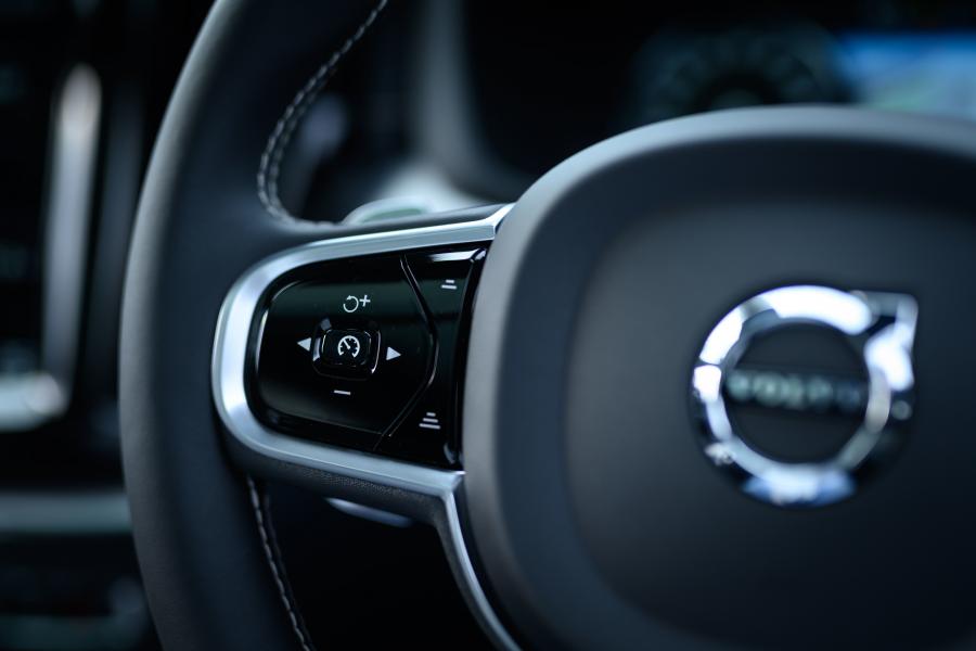 Детали интерьера Volvo XC60 D4 R-Design 2017 года  (JP) (фото 18 из 32)